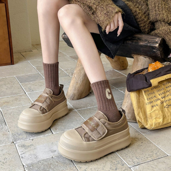 Dámske tenisky s kórejským štýlom na suchý zip, hrubá podrážka a fleecová podšívka — vrchný materiál textil, podrážka z gumovej peny, vhodné na zimu a jeseň