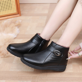 Női téli papucs plüss belsővel, alacsony sarok, oldalsó cipzár, kerek orr, felső rész szuper rostból