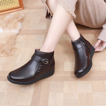 Női téli papucs plüss belsővel, alacsony sarok, oldalsó cipzár, kerek orr, felső rész szuper rostból