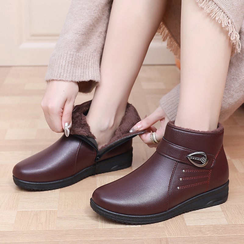 Női téli papucs plüss belsővel, alacsony sarok, oldalsó cipzár, kerek orr, felső rész szuper rostból