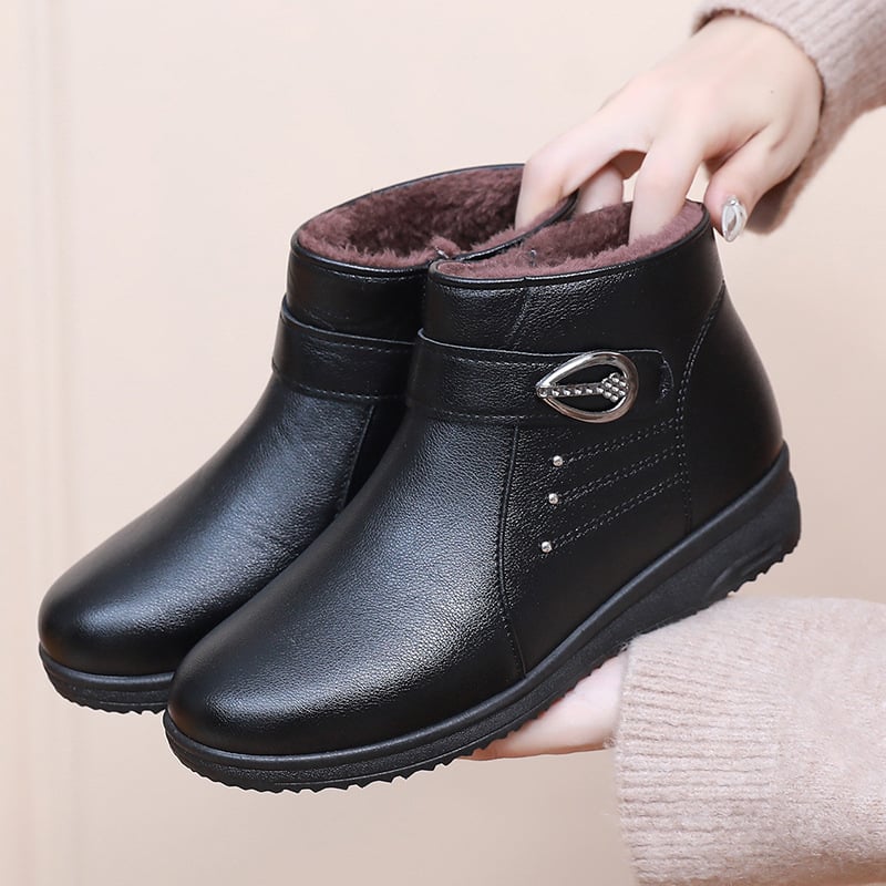 Női téli papucs plüss belsővel, alacsony sarok, oldalsó cipzár, kerek orr, felső rész szuper rostból