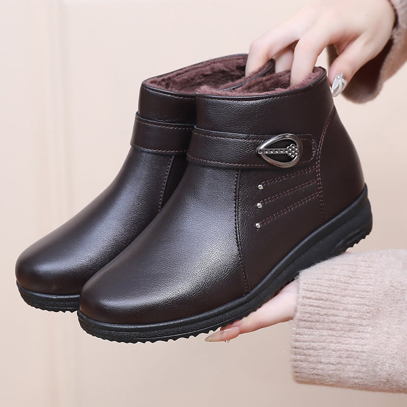 Női téli papucs plüss belsővel, alacsony sarok, oldalsó cipzár, kerek orr, felső rész szuper rostból