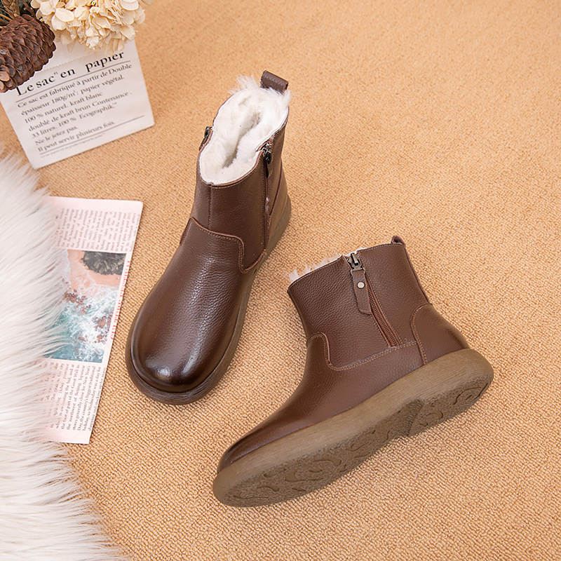 Női téli csizma valódi bőrből, gyapjúbéléssel, gumitalppal, alacsony sarokkal, kerek orral