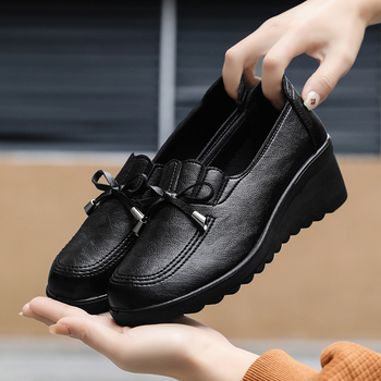 Ženske cipele s klinom za sredovječne i starije žene, slip-on, okrugli vrh, PU gornji dio, PU uložak, PU đon, podstava od umjetne kože, plitak otvor, svakodnevna upotreba