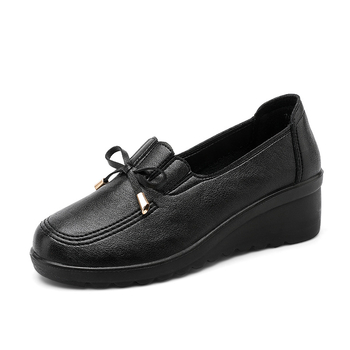 Ženske cipele s klinom za sredovječne i starije žene, slip-on, okrugli vrh, PU gornji dio, PU uložak, PU đon, podstava od umjetne kože, plitak otvor, svakodnevna upotreba