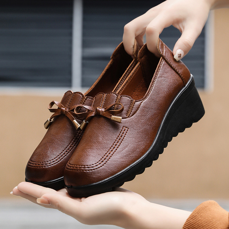 Ženske cipele s klinom za sredovječne i starije žene, slip-on, okrugli vrh, PU gornji dio, PU uložak, PU đon, podstava od umjetne kože, plitak otvor, svakodnevna upotreba