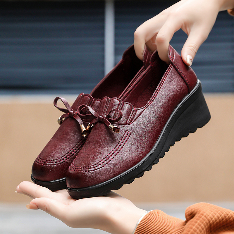 Ženske cipele s klinom za sredovječne i starije žene, slip-on, okrugli vrh, PU gornji dio, PU uložak, PU đon, podstava od umjetne kože, plitak otvor, svakodnevna upotreba
