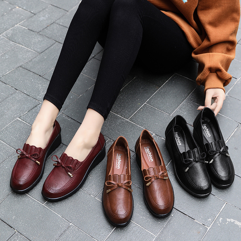 Ženske cipele s klinom za sredovječne i starije žene, slip-on, okrugli vrh, PU gornji dio, PU uložak, PU đon, podstava od umjetne kože, plitak otvor, svakodnevna upotreba
