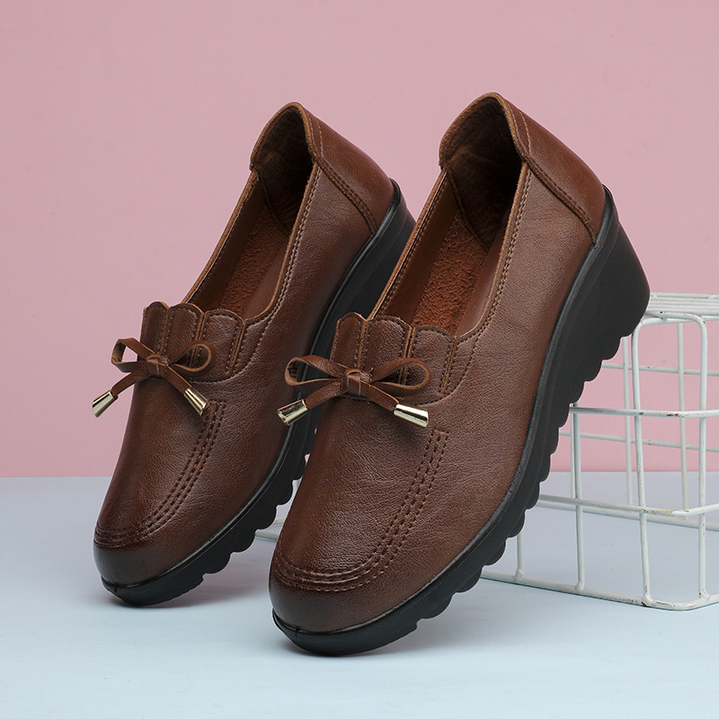 Ženske cipele s klinom za sredovječne i starije žene, slip-on, okrugli vrh, PU gornji dio, PU uložak, PU đon, podstava od umjetne kože, plitak otvor, svakodnevna upotreba