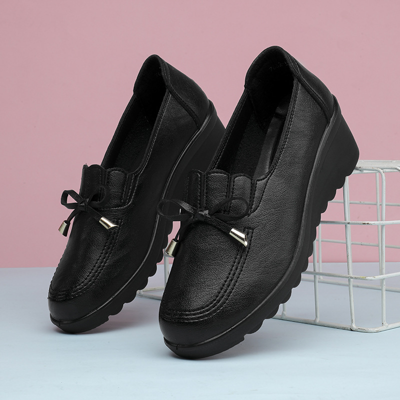 Ženske cipele s klinom za sredovječne i starije žene, slip-on, okrugli vrh, PU gornji dio, PU uložak, PU đon, podstava od umjetne kože, plitak otvor, svakodnevna upotreba