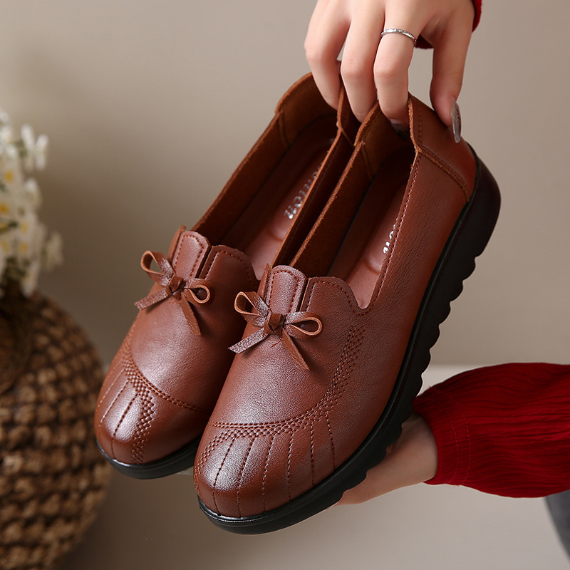 Udobne ženske cipele za srednju dob i starije žene — slip-on dizajn, nizak pet 1–3 cm, okrugli vrh, PU potplat, gornji materijal i podstava od super vlakna
