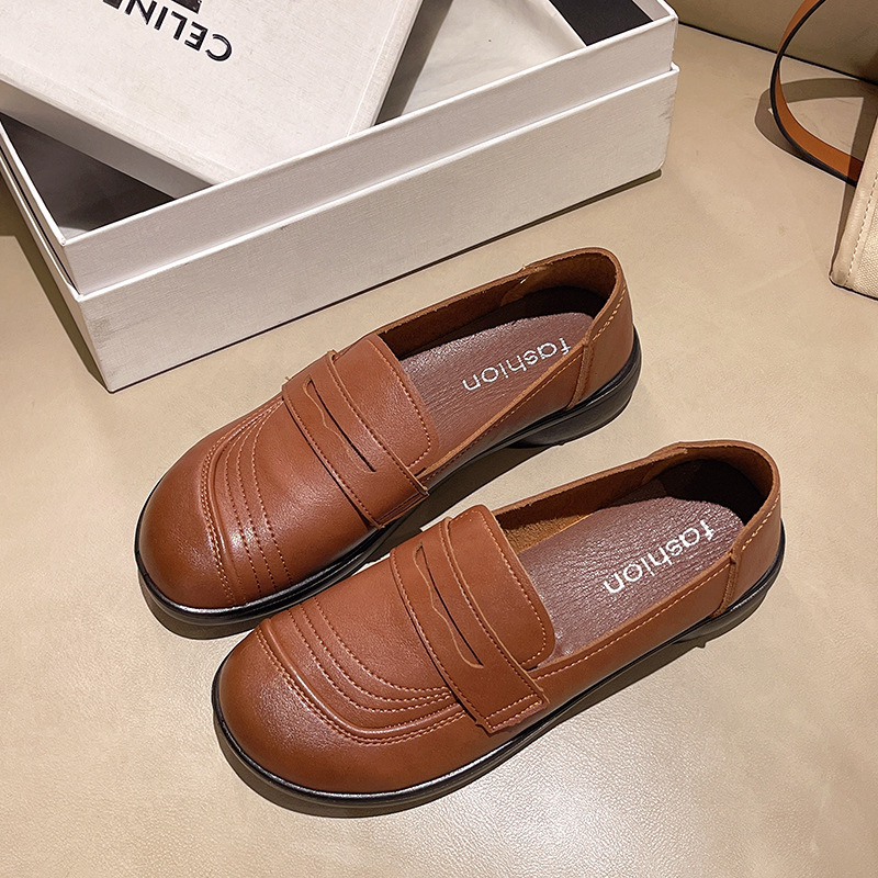 Ženske slip-on cipele, okrugli vrh, gornji materijal: Super Fiber, potplat: poliuretan, niski pet 1–3 cm, zatvaranje: slip-on