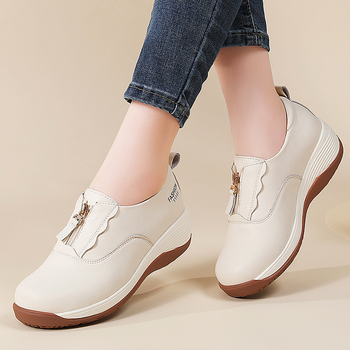 Loafers s gornjim dijelom od mikrovlaknaste kože; okrugli vrh; slip-on dizajn; srednje visokim petom 3–5 cm; gumeni potplat