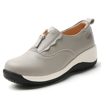 Loafers s gornjim dijelom od mikrovlaknaste kože; okrugli vrh; slip-on dizajn; srednje visokim petom 3–5 cm; gumeni potplat