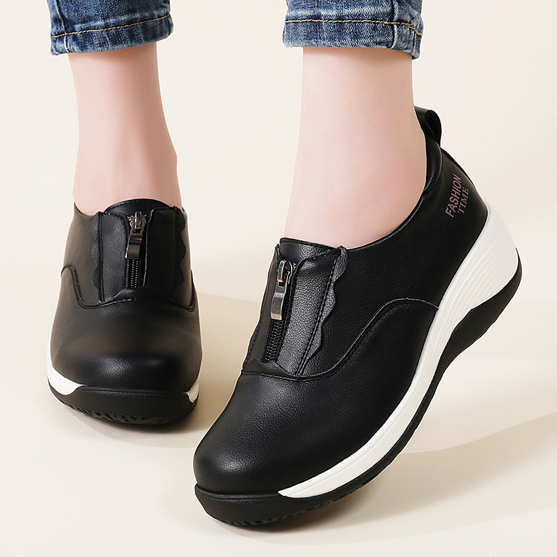 Loafers s gornjim dijelom od mikrovlaknaste kože; okrugli vrh; slip-on dizajn; srednje visokim petom 3–5 cm; gumeni potplat