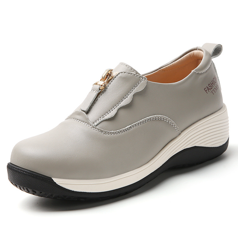 Loafers s gornjim dijelom od mikrovlaknaste kože; okrugli vrh; slip-on dizajn; srednje visokim petom 3–5 cm; gumeni potplat