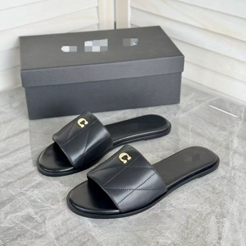 Szandál mikroszálas bőr felsőrésszel, rombusz rács minta, belső anyag: szuper rost, talp: gumi, talp vastagsága 3–5 cm