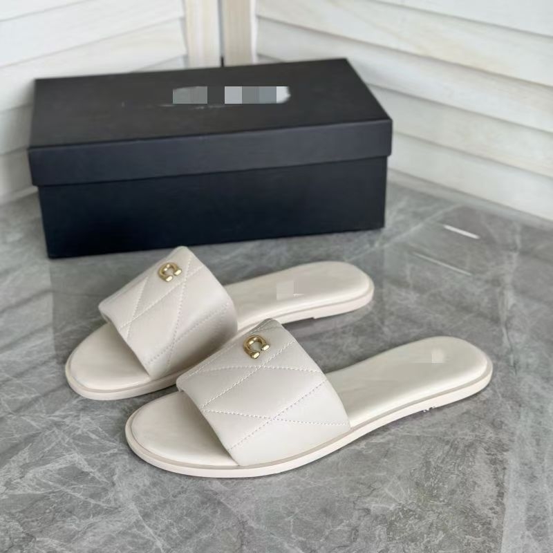 Szandál mikroszálas bőr felsőrésszel, rombusz rács minta, belső anyag: szuper rost, talp: gumi, talp vastagsága 3–5 cm