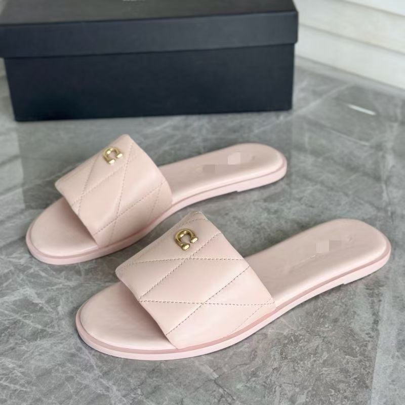 Szandál mikroszálas bőr felsőrésszel, rombusz rács minta, belső anyag: szuper rost, talp: gumi, talp vastagsága 3–5 cm