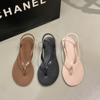 Ženske PVC japanke s ravnom potplatom, slip-on za svakodnevnu unutarnju i plažnu upotrebu; gornji dio, unutarnji dio i taban PVC, jednobojni dizajn.