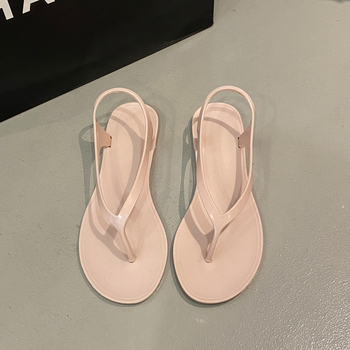 Ženske PVC japanke s ravnom potplatom, slip-on za svakodnevnu unutarnju i plažnu upotrebu; gornji dio, unutarnji dio i taban PVC, jednobojni dizajn.