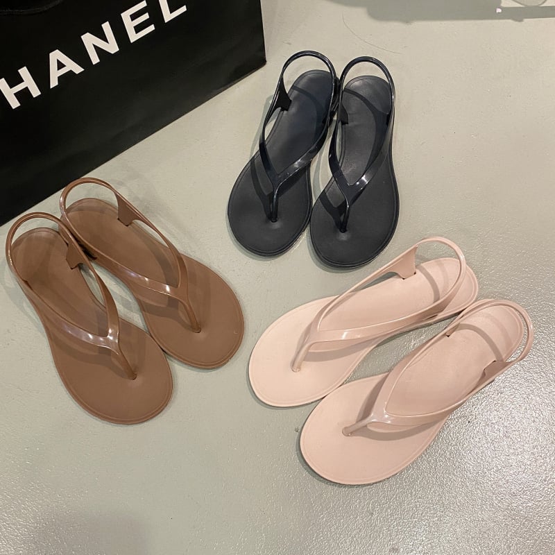 Ženske PVC japanke s ravnom potplatom, slip-on za svakodnevnu unutarnju i plažnu upotrebu; gornji dio, unutarnji dio i taban PVC, jednobojni dizajn.