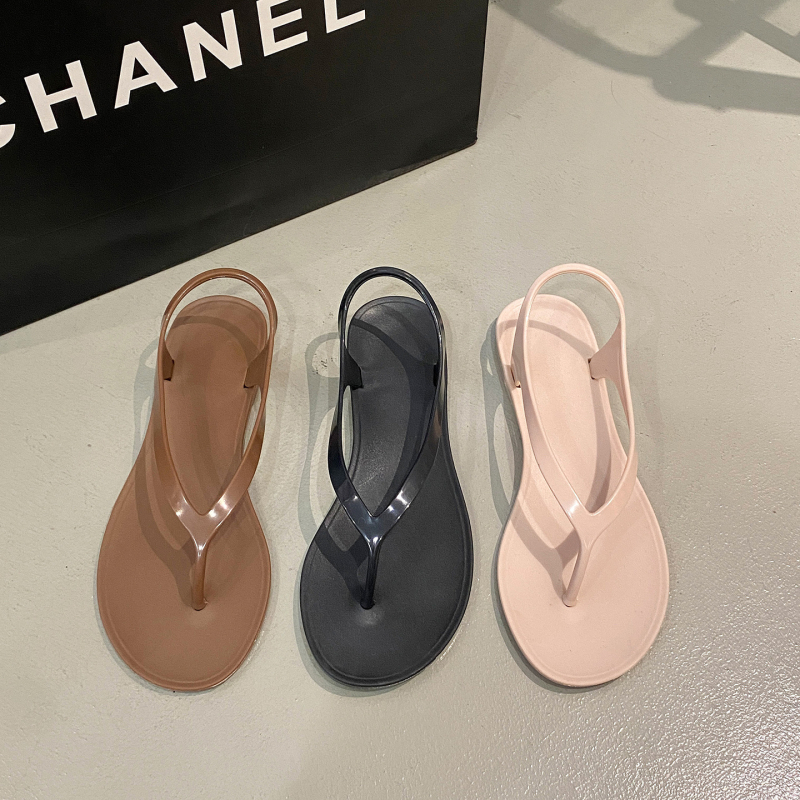 Ženske PVC japanke s ravnom potplatom, slip-on za svakodnevnu unutarnju i plažnu upotrebu; gornji dio, unutarnji dio i taban PVC, jednobojni dizajn.