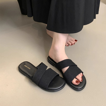 Ženske flip-flop sandale s ploskim gornjim dijelom od plastike, gumeni đon, minimalistički dizajn, debljina đona 0–3 cm, ravna podloga