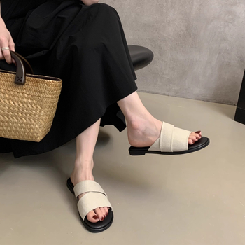 Ženske flip-flop sandale s ploskim gornjim dijelom od plastike, gumeni đon, minimalistički dizajn, debljina đona 0–3 cm, ravna podloga