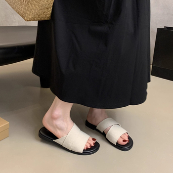 Ženske flip-flop sandale s ploskim gornjim dijelom od plastike, gumeni đon, minimalistički dizajn, debljina đona 0–3 cm, ravna podloga