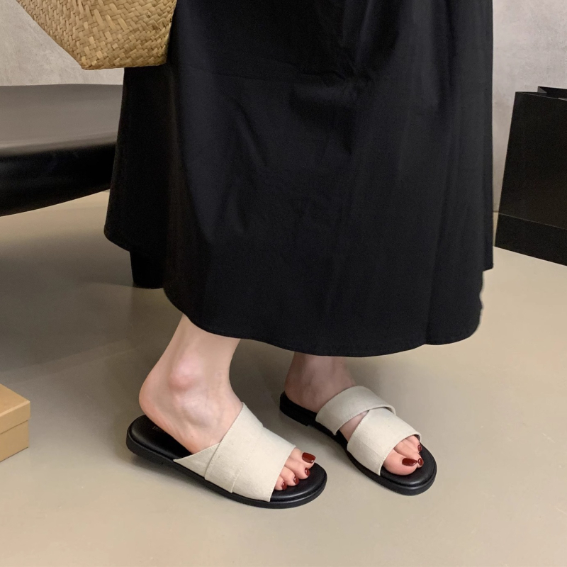 Ženske flip-flop sandale s ploskim gornjim dijelom od plastike, gumeni đon, minimalistički dizajn, debljina đona 0–3 cm, ravna podloga