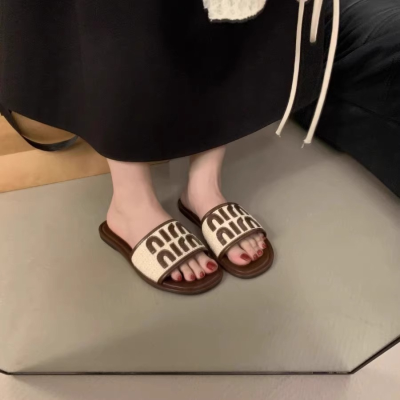 Flat talpú koreai stílusú kültéri szandál, egypántos, PVC felsőrész, gumi talp, légáteresztő, talpvastagság 0–3 cm, 2025 tavasz