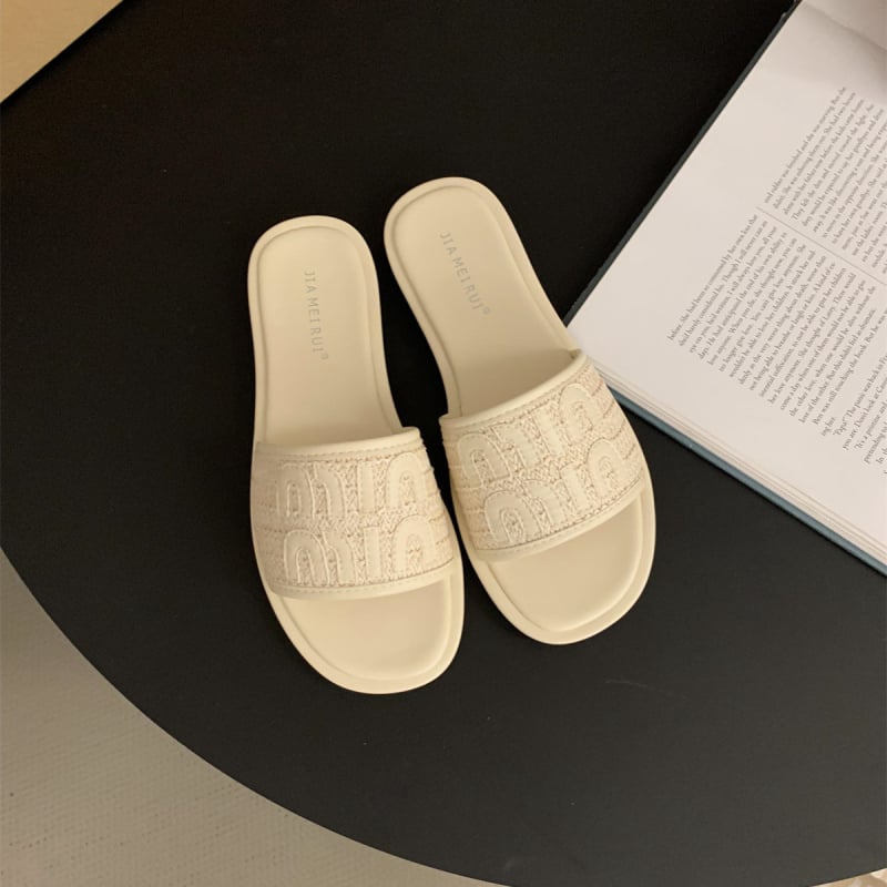 Flat talpú koreai stílusú kültéri szandál, egypántos, PVC felsőrész, gumi talp, légáteresztő, talpvastagság 0–3 cm, 2025 tavasz