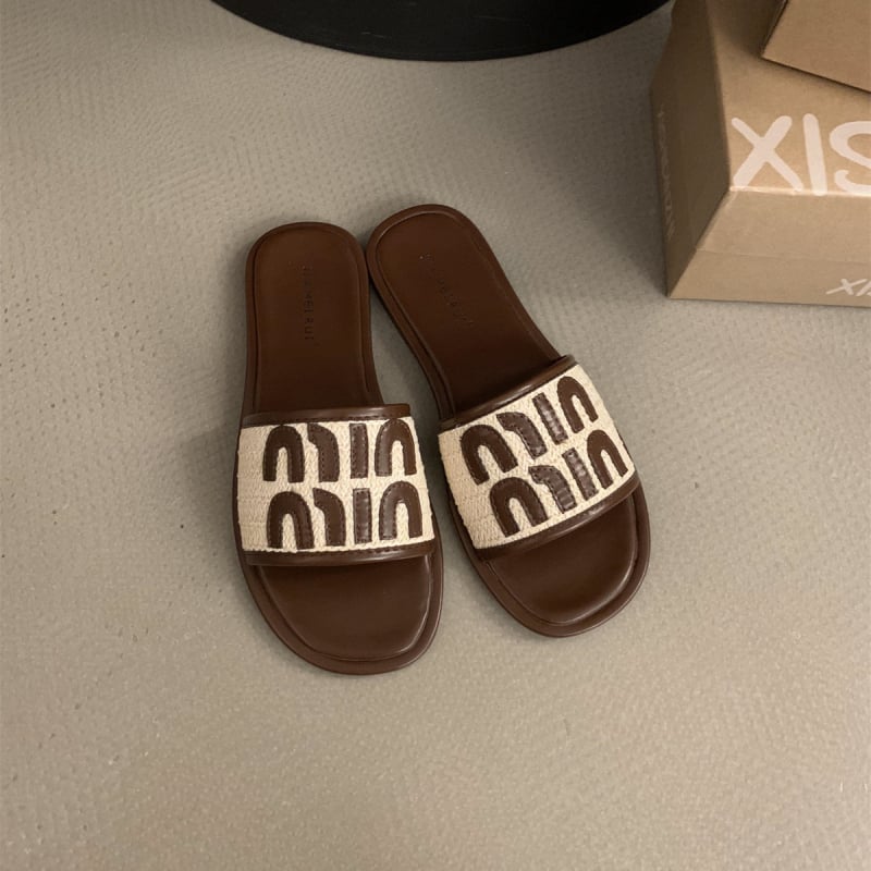 Flat talpú koreai stílusú kültéri szandál, egypántos, PVC felsőrész, gumi talp, légáteresztő, talpvastagság 0–3 cm, 2025 tavasz