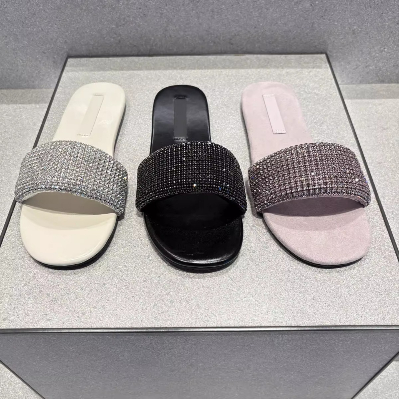 Ženské sandále s rhinestone, s thong popruhou | Horný materiál: super vlákno; Podrážka: PU; Vnútorný materiál: cortical; Hrúbka podrážky: 0–3 cm; Päta: plochá