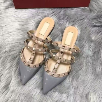 Ženske sandale s metalnim zakovicama; gornji materijal: mikrovlaknasta koža; unutarnji materijal: PU; potplat: PU; debljina potplata: 0–3 cm; ravna peta