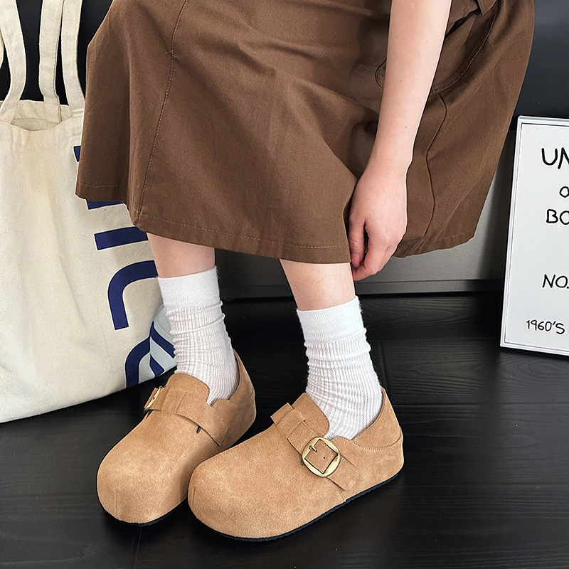 Ženski mule s gornjim dijelom od kože, zaobljenim vrhom, gumenom potplatom, minimalistički stil