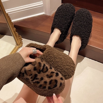 Ženske papuče leopard uzorka s debelim platformama, zatvorenim prstom, gornji dio od umjetnog krzna, gumena potplata