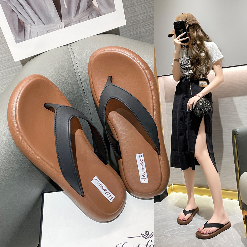 Ženske ljetne japanke, PVC gornji dio, PVC potplat, potplat injekcijski oblikovan, platforma, debljina potplata 0–3 cm