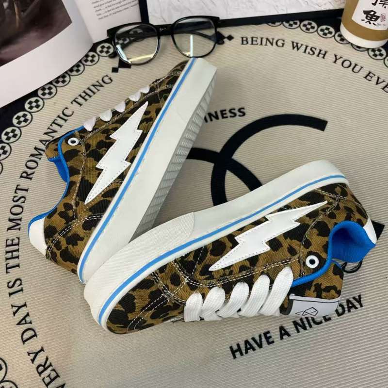 Ženske platnene tenisice s leopard printom i motivom munje, niski kroj, vezanje, gumeni đon, školski stil, proleće