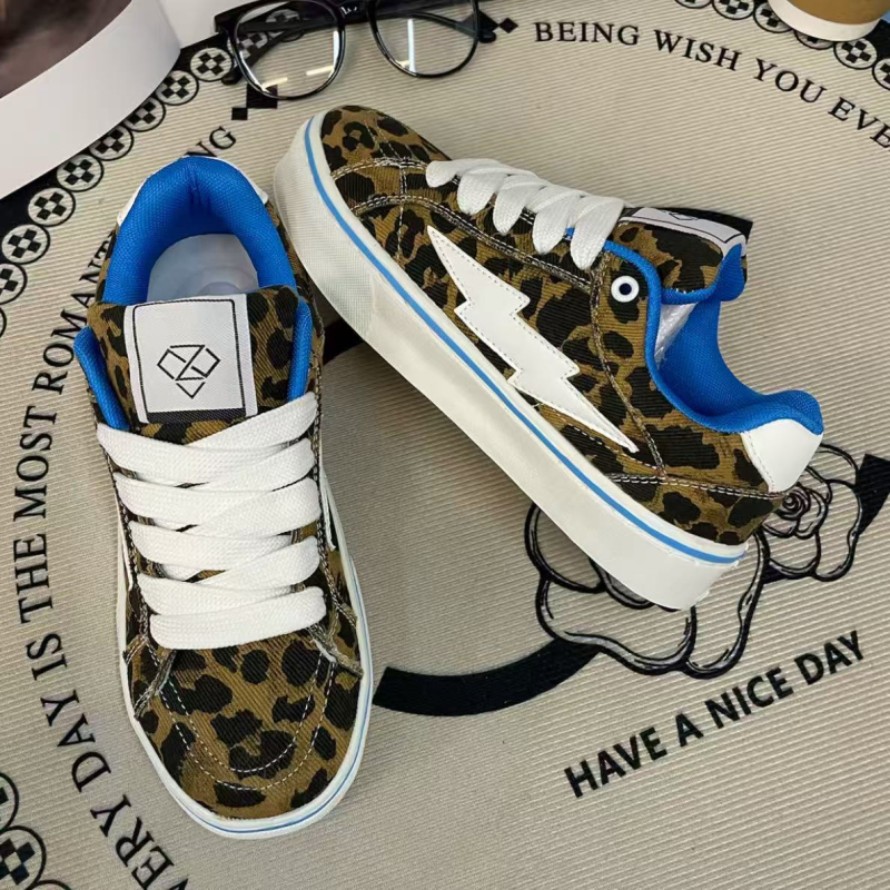 Ženske platnene tenisice s leopard printom i motivom munje, niski kroj, vezanje, gumeni đon, školski stil, proleće