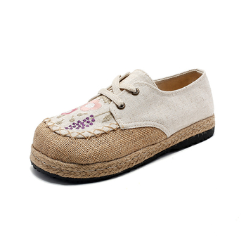 Női halászcipő hímzéssel, kerek orr, elöl fűzés, alacsony felső, hálós felsőrész