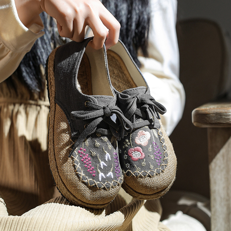 Női halászcipő hímzéssel, kerek orr, elöl fűzés, alacsony felső, hálós felsőrész