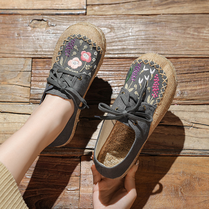 Női halászcipő hímzéssel, kerek orr, elöl fűzés, alacsony felső, hálós felsőrész