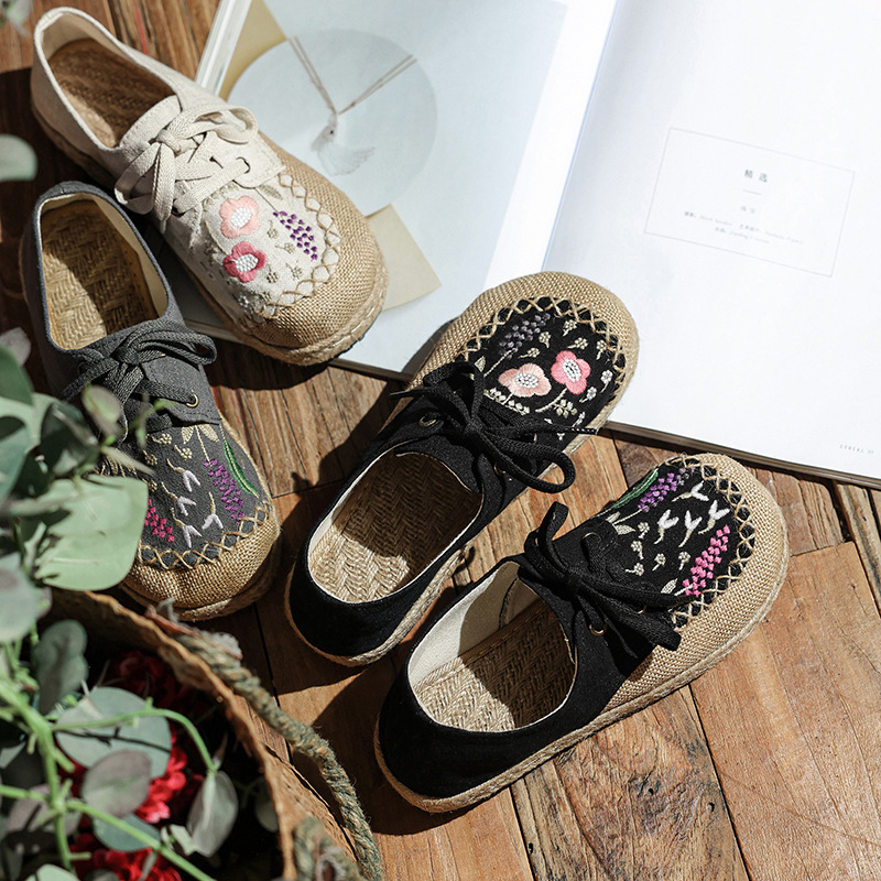 Női halászcipő hímzéssel, kerek orr, elöl fűzés, alacsony felső, hálós felsőrész