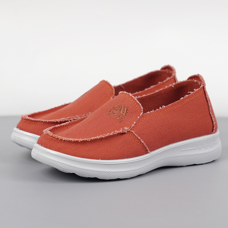 Ženske slip-on tenisice od mrežasteg materijala s prozračnim gornjim dijelom, niski gornji dio, šiljasti nos, PU potplat