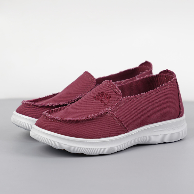 Ženske slip-on tenisice od mrežasteg materijala s prozračnim gornjim dijelom, niski gornji dio, šiljasti nos, PU potplat