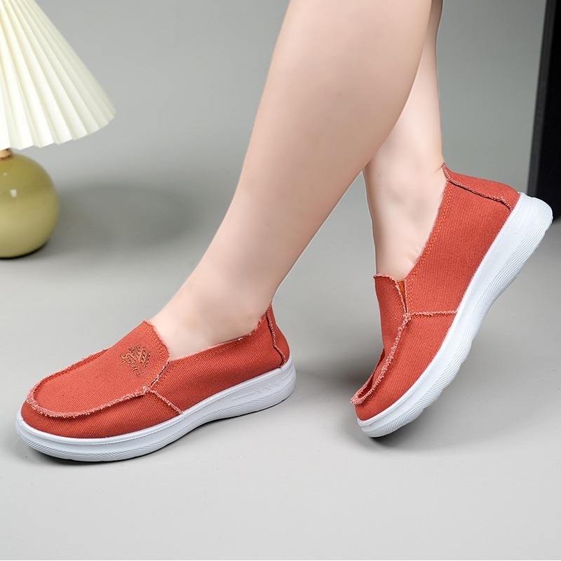 Ženske slip-on tenisice od mrežasteg materijala s prozračnim gornjim dijelom, niski gornji dio, šiljasti nos, PU potplat