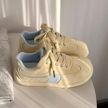 Ženske casual tenisice – gornji dio od mikrovlaknaste kože; potplat od gume; unutrašnjost s mrežicom; prugasti uzorak; vezanje šnirkama