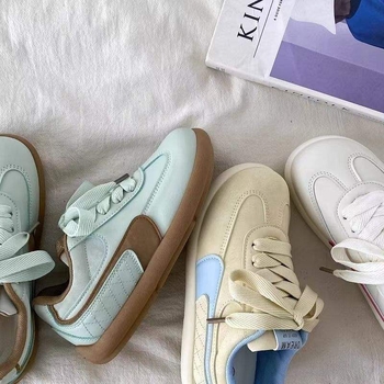 Ženske casual tenisice – gornji dio od mikrovlaknaste kože; potplat od gume; unutrašnjost s mrežicom; prugasti uzorak; vezanje šnirkama